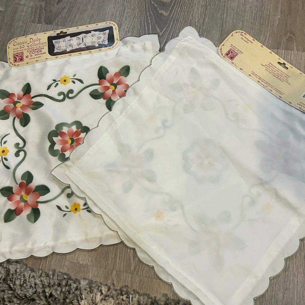 Classic Doily over 30 collection cushion cover w/ floral pattern vint set of 2